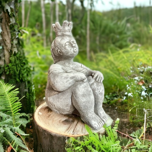 Sitzende prinzessin mit - sitzende,